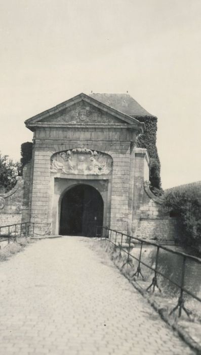 portail monumental d’accès à la citadelle