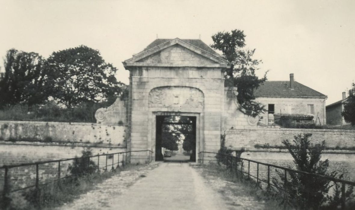 portail monumental d’accès à la citadelle