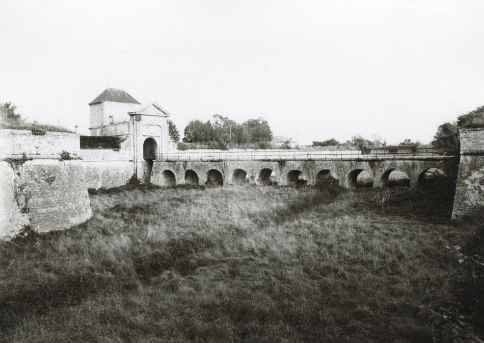 pont de pierre de la porte des Campani