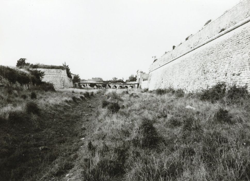 fossé et pont de pierre de la porte des Campani