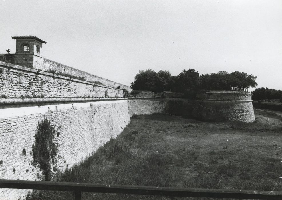 fossé, mur d’escarpe et orillon au niveau de la porte Toiras