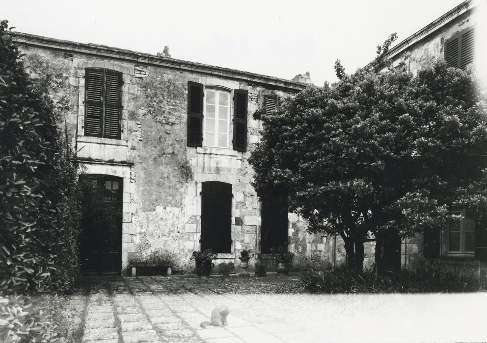 cour ouest, aile est, façade ouest, vue partielle