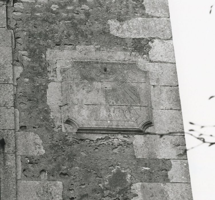 détail du cadran solaire placée sur le mur sud de la tour