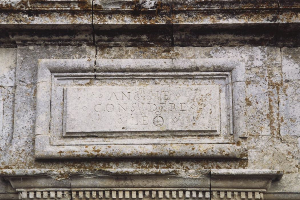 bâtiment non localisé, détail d’une inscription