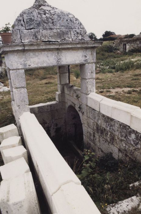 édicule abritant la fontaine de la cour