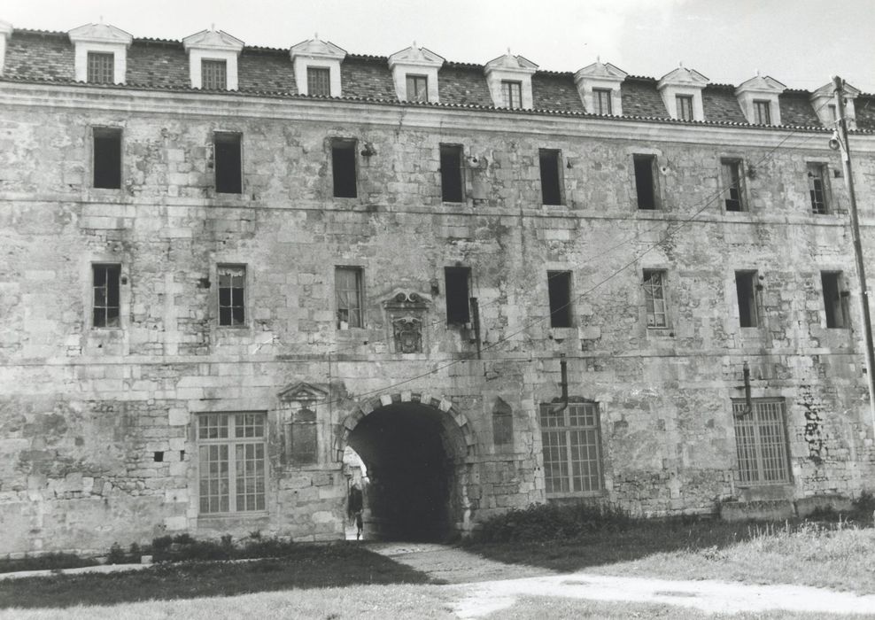 bâtiment abbatial, façade est, vue partielle