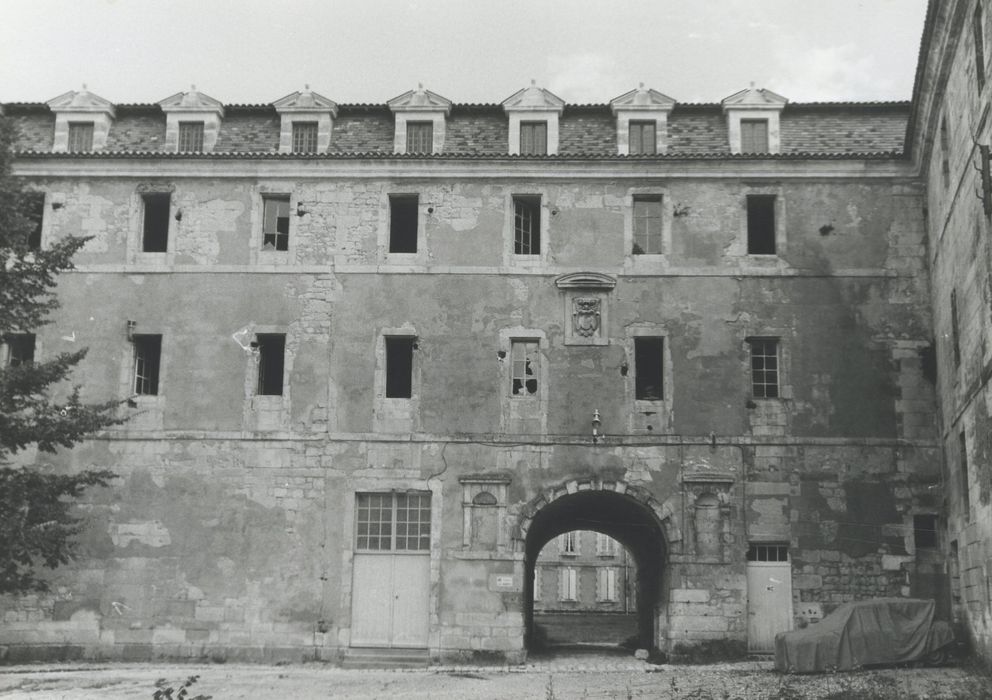 bâtiment abbatial, aile nord-sud, façade ouest, vue partielle