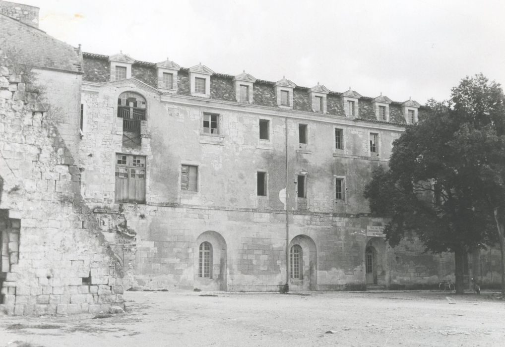 bâtiment abbatial, aile nord-sud, façade est, vue partielle