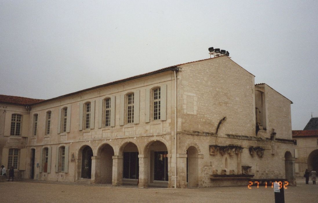 Bâtiment abbatial non localisée