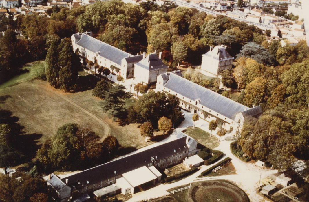 vue aérienne de l’ensemble des bâtiments dans leur environnement