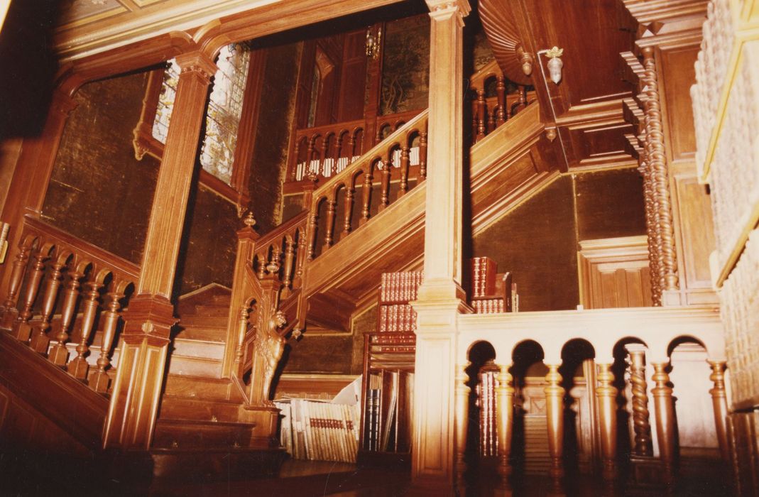 Grand escalier du salon de musique