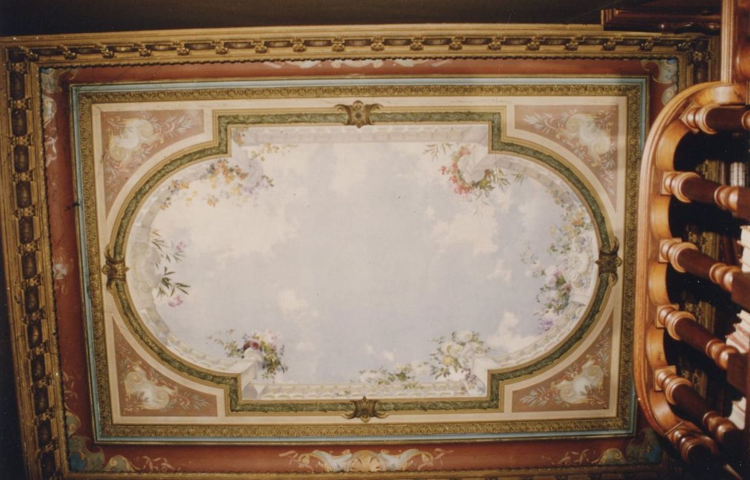 escalier menant au salon de musique, vue générale du plafond