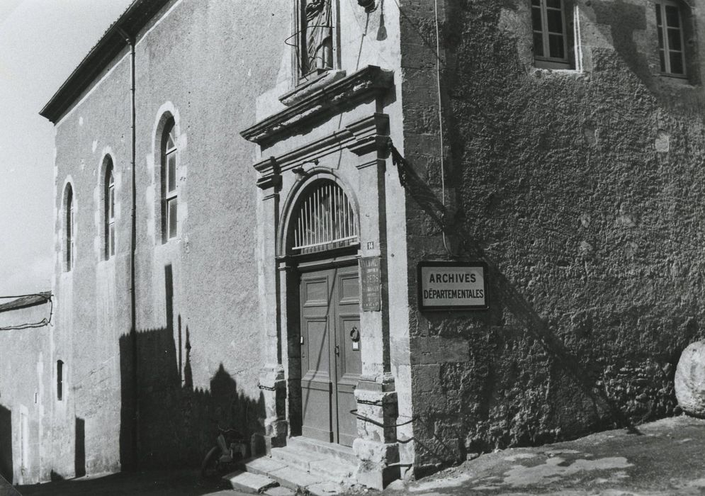 façade sur rue, vue partielle