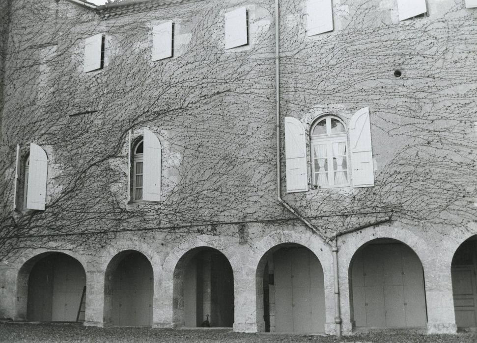 façade sur le cloître, vue partielle