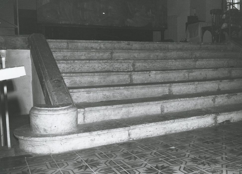 ancienne chapelle, escalier menant au choeur, vue partielle