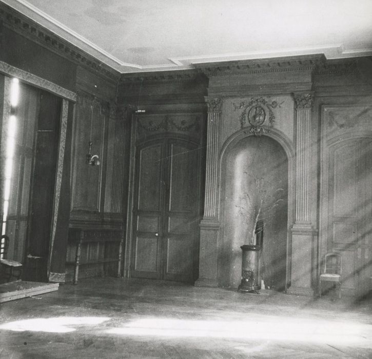 Chambre, vue partielle des lambris de revêtement