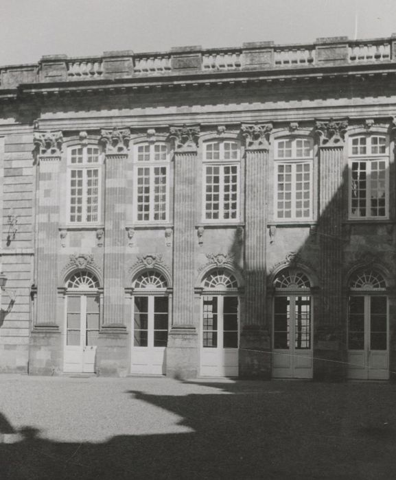 façade ouest sur la cour d’honneur, vue partielle