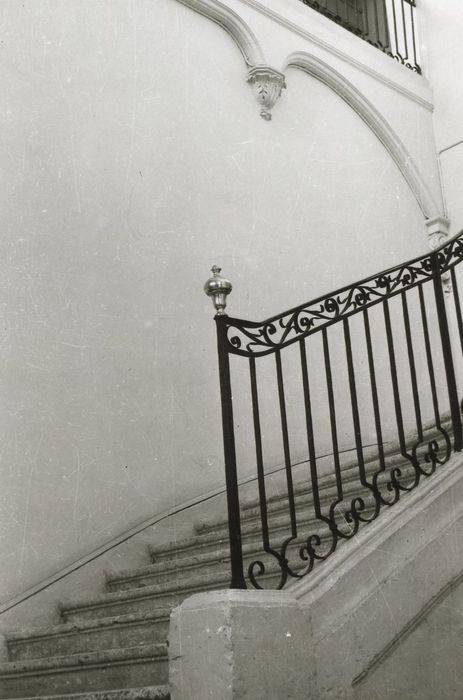 escalier secondaire, vue partielle