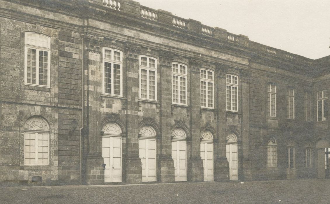 façade ouest sur la cour d’honneur