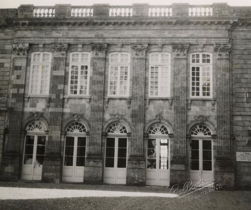 façade ouest sur la cour d’honneur, vue partielle