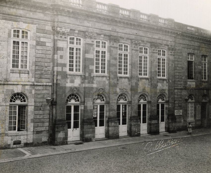 façade ouest sur la cour d’honneur, vue partielle