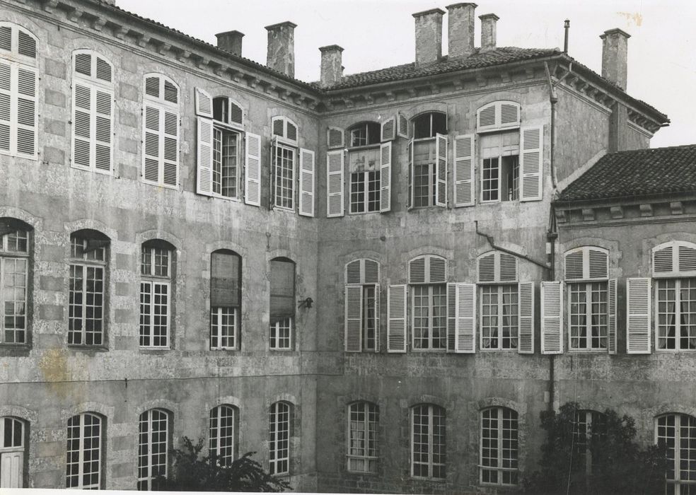 façades et sud sur jardin, vue partielle