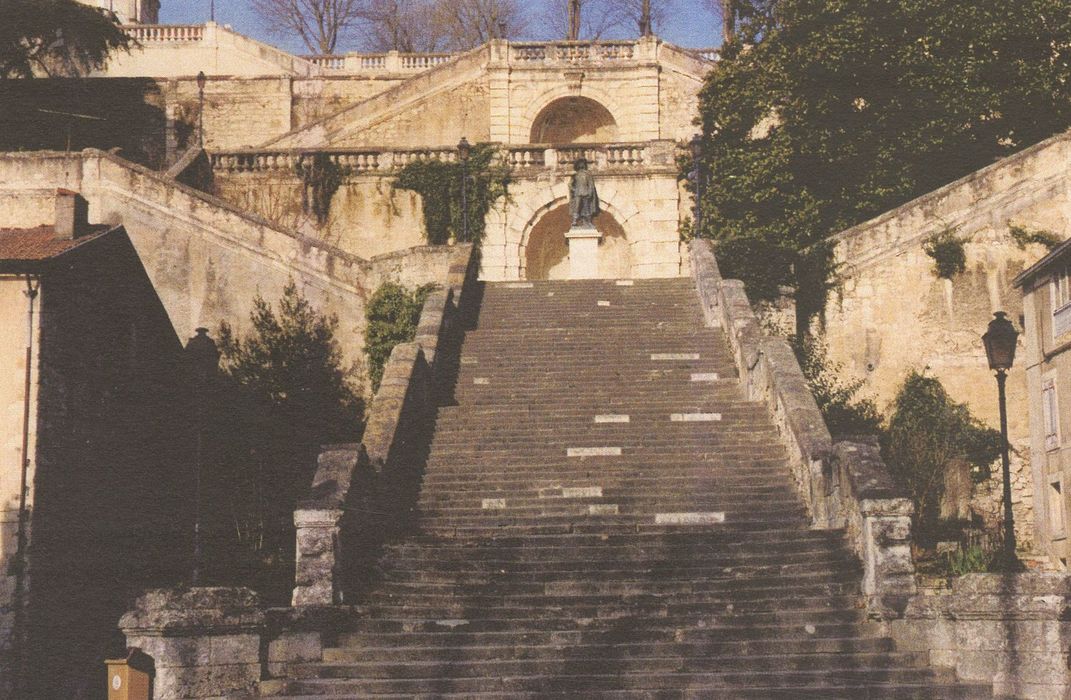 vue générale de l’escalier depuis l’Est (photocopie numérisée)