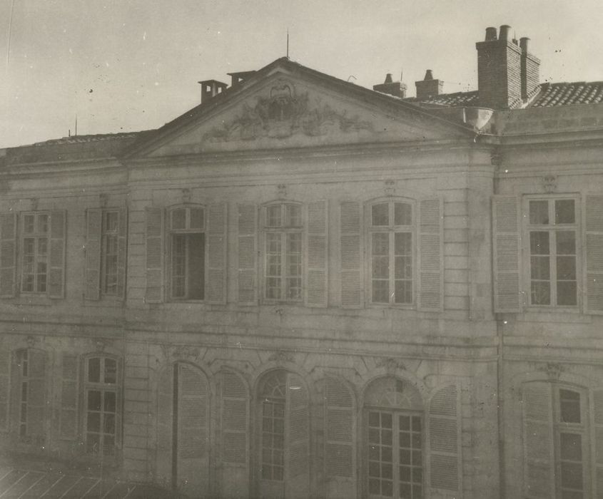 façade sur rue, vue partielle