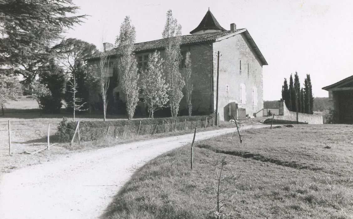 vue partielle du château dans son environnement depuis le Nord