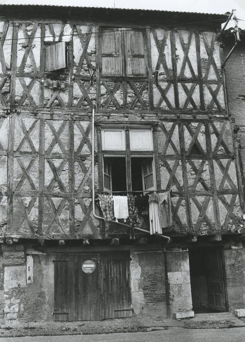 façade sur rue, vue partielle