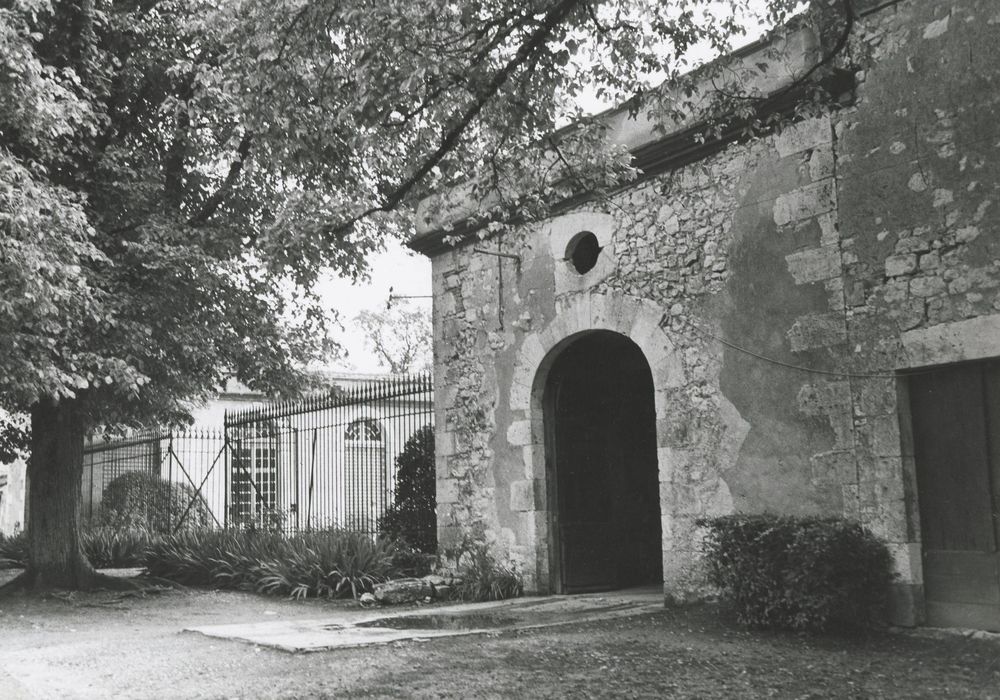 grilles ouest de fermeture de la cour d’honneur