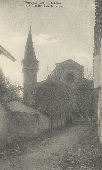 vue partielle de l’église dans son environnement depuis l’Ouest