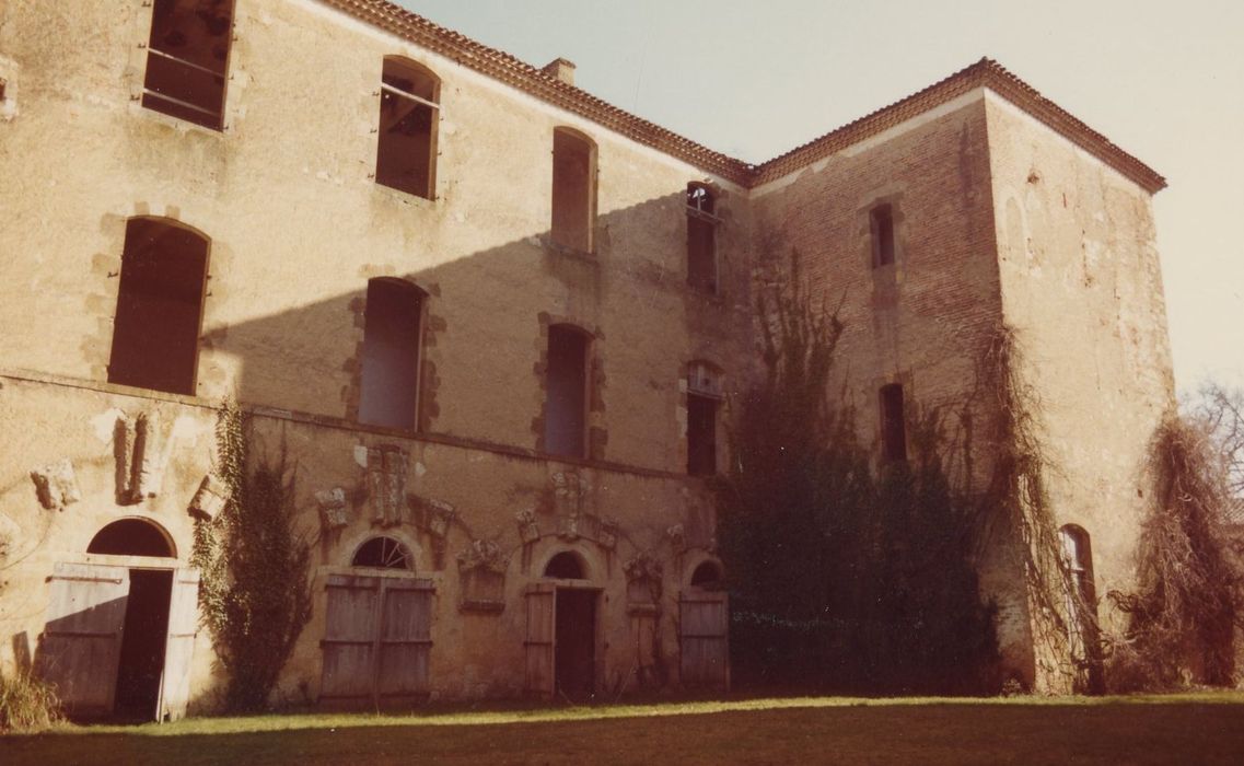 cour d’honneur, aile est, façade ouest