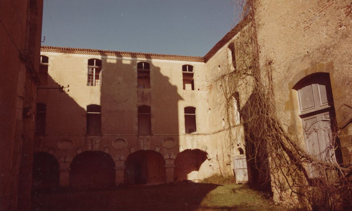 cour d’honneur, aile nord, façade sud