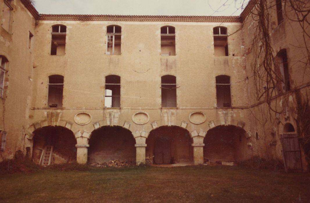 cour d’honneur, aile nord, façade sud