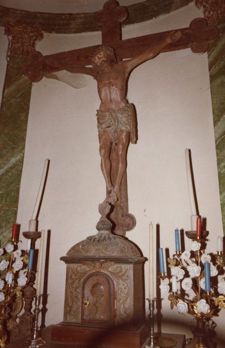 statue : Christ en croix