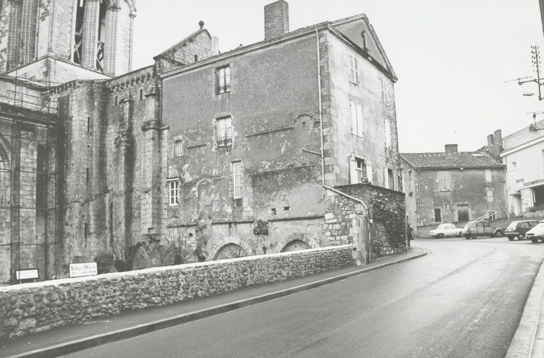 vue partielle des bâtiments depuis la rue de la Poste au sud de l’église