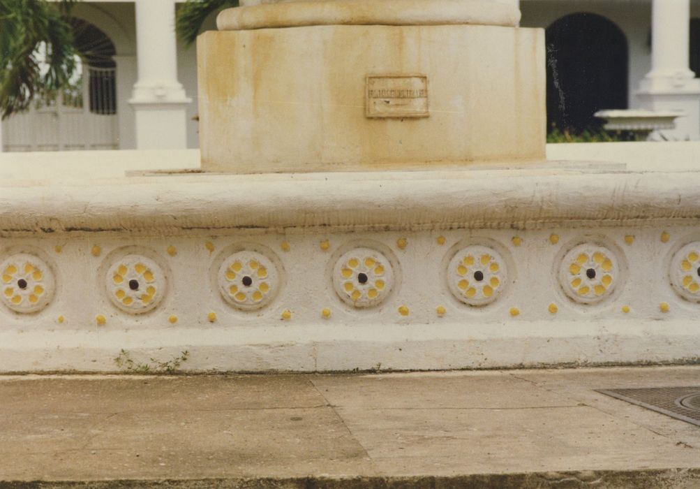 fontaine de Montravel, détail