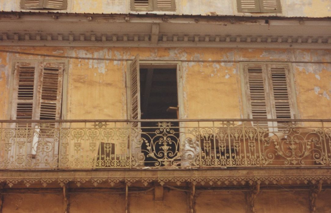 façade latérale sur rue, détail du balcon