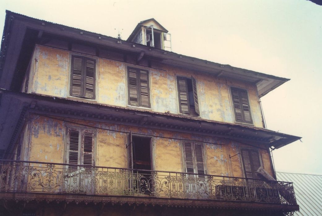 façade latérale sur rue, vue partielle