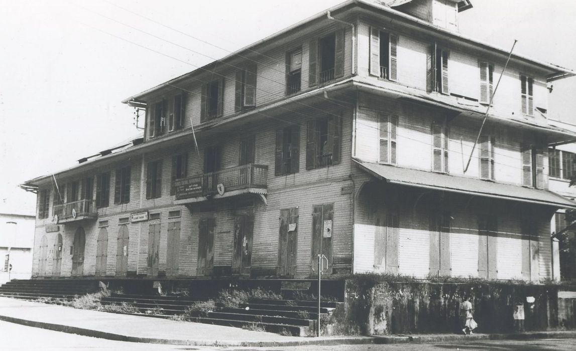 façades sur la place des Palmistes