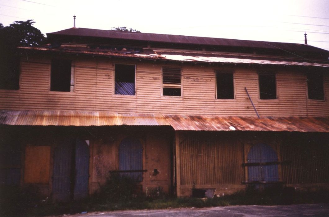 façade sur rue, vue partielle