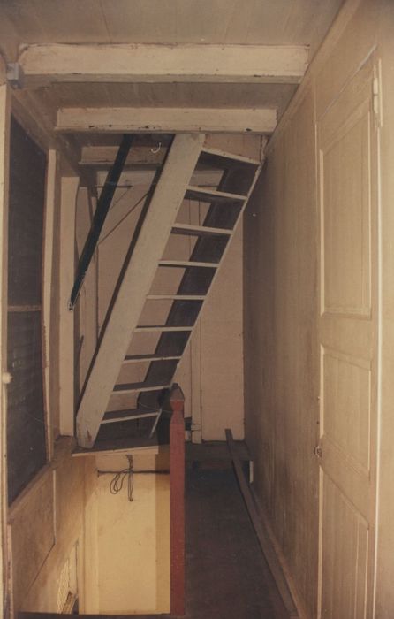 escalier d’accès au grenier