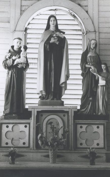 statues : Saint Antoine, sainte Thérèse ; groupe sculpté : Education de la Vierge