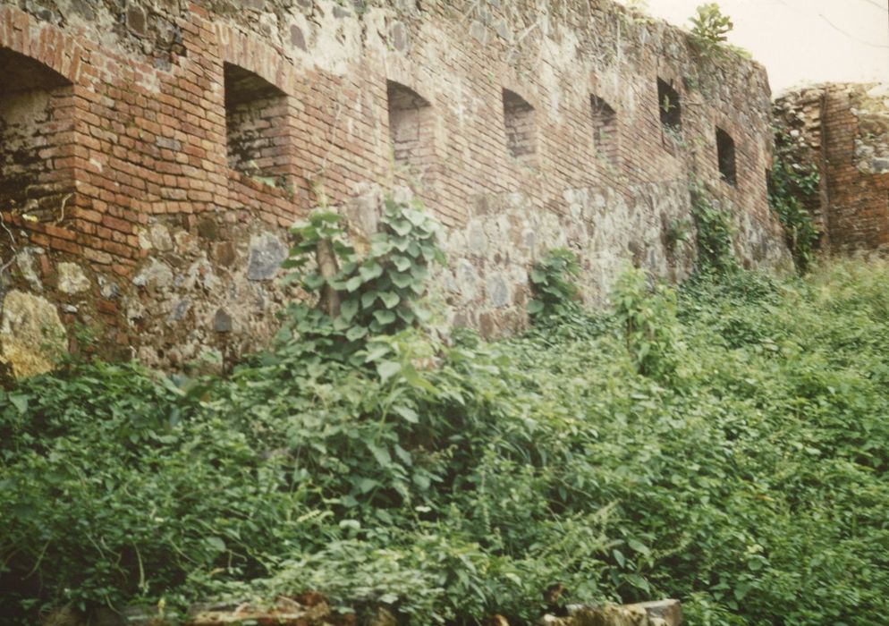 mur intérieur nord-ouest