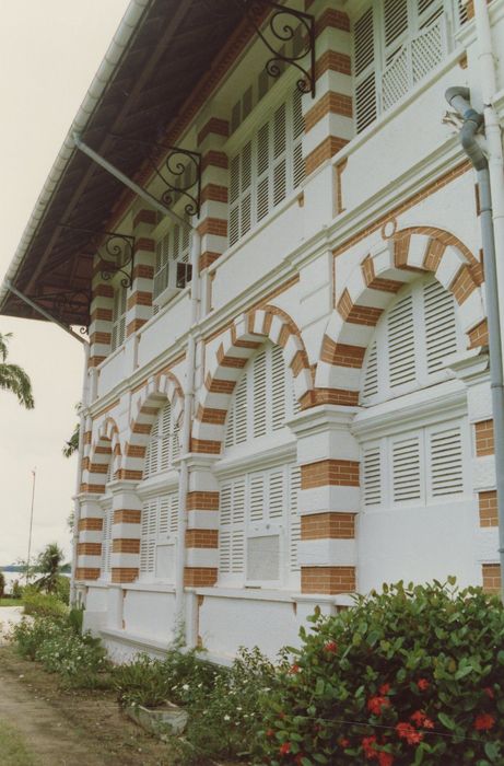 façade sur jardin, vue partielle