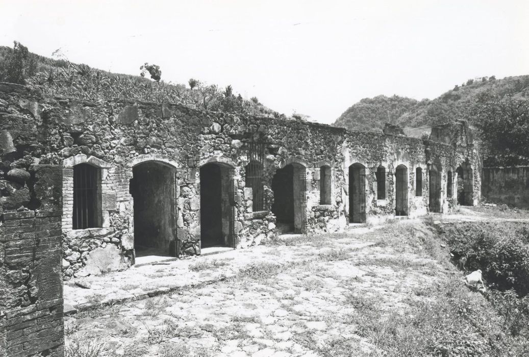 vue partielle des vestiges, cabanons de la deuxième terrasse nord