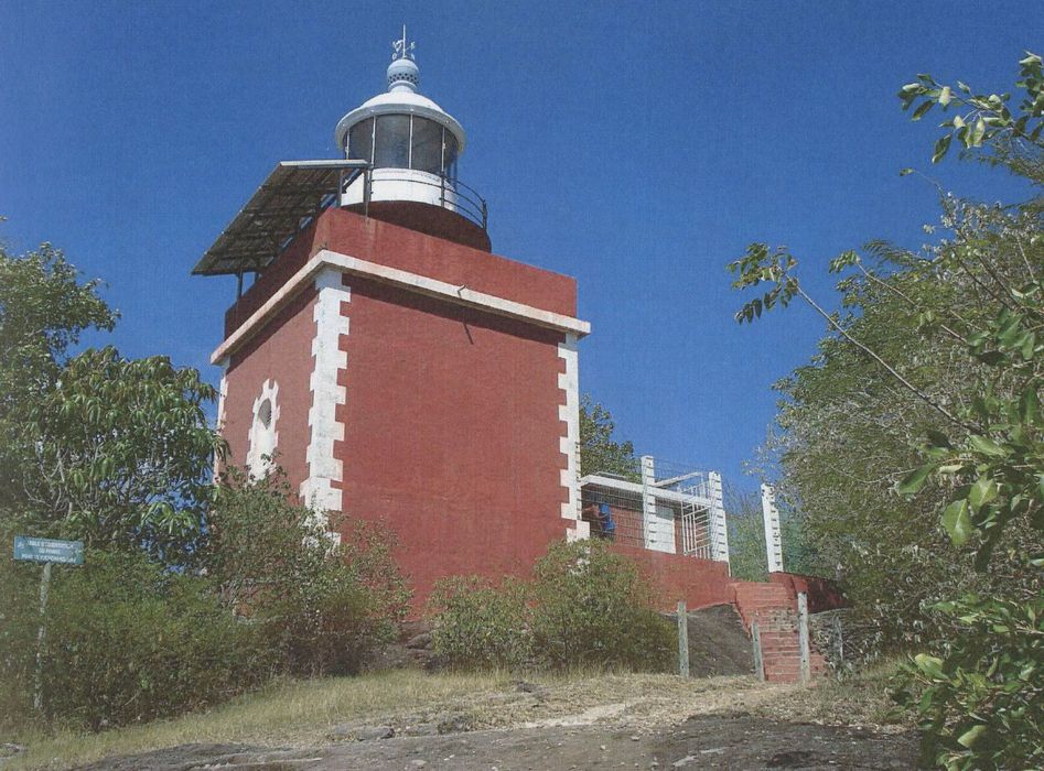 vue générale du phare depuis le chemin du randonnée (photocopie numérisée)