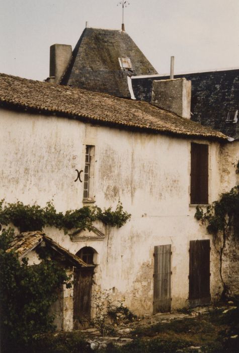 aile ouest, façade est, vue partielle