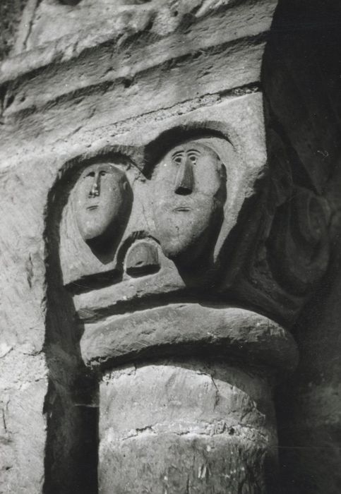 chevet, détail d’un des chapiteaux sculptés de la baie axiale